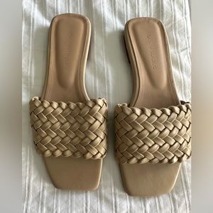 NIB BANANA REPUBLIC SANDALS SIZE 7